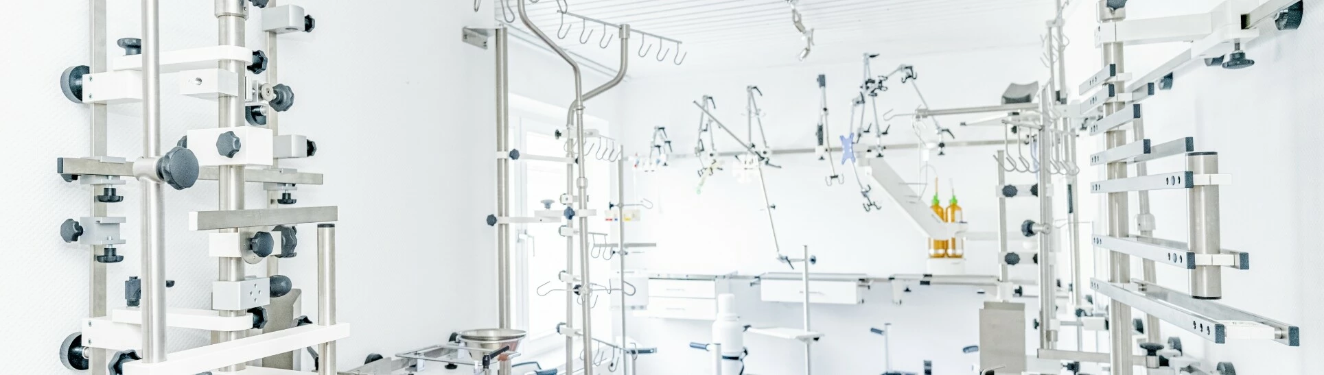 Verschiedene Produkte aus der Medizintechnik zum Einsatz von Geräteschienen