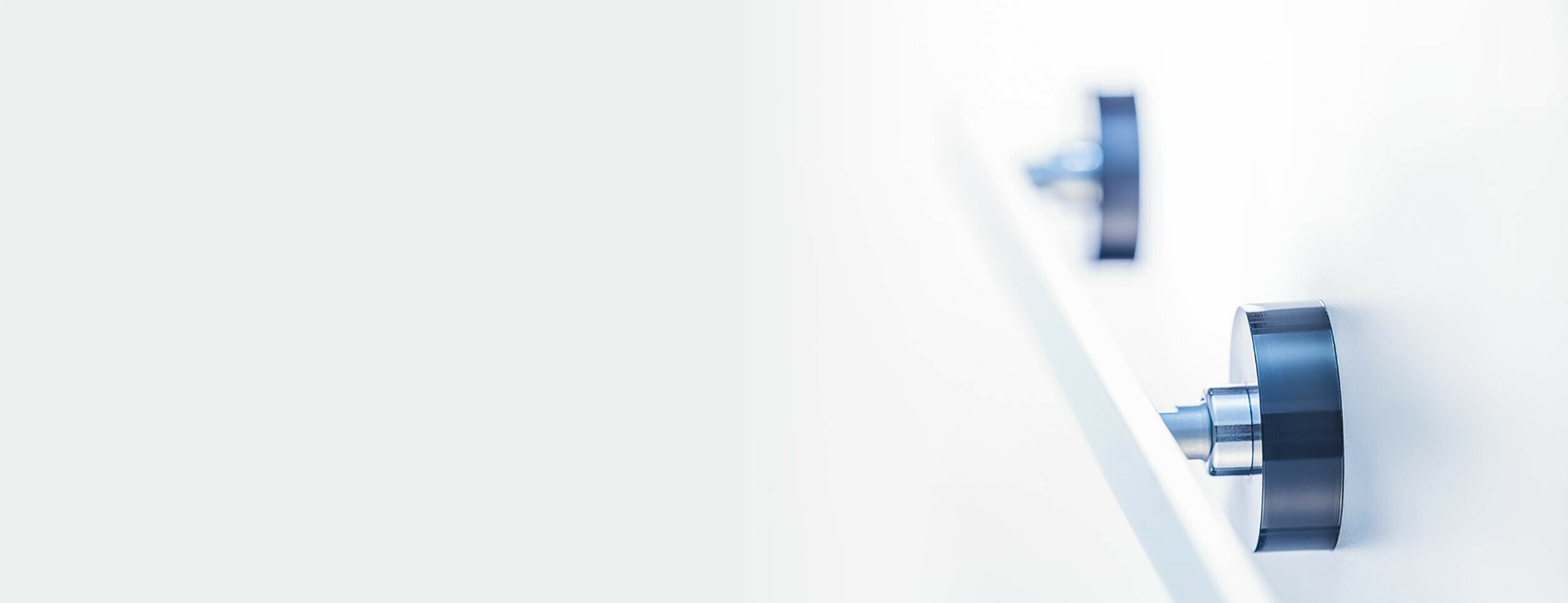 Nahaufnahme der Wandhalterung einer Geräteschiene aus Edelstahl