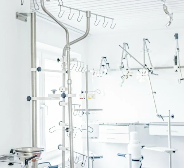 Verschiedene Produkte aus der Medizintechnik zum Einsatz von Geräteschienen